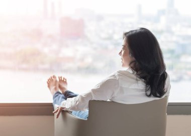 Asyalı iş kadınlarıyla basit yaşam tarzı rahatlama sağlıklı yaşam tarzı rahat bir otel ya da oturma odasında dinlenme huzur ve ruh sağlığı dengesi ile boş zaman.