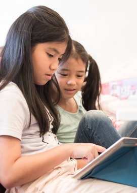 Dijital yaşam tarzı liseli kız öğrencileri kablosuz internet oyun oyunu kullanıyor ve çocuklar için mobil tablet üzerinde yaratıcı e-öğrenme eğitimsel eğitim ve aile eğlencesi için akıllı cihaz