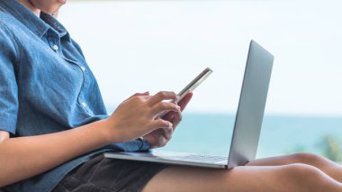 Dijital yaşam tarzı genç kız e-öğrenim kursuna gidiyor ya da evden internet iletişim teknolojisi üzerinde çalışan bilgisayar ve cep telefonu aygıtı kullanarak e-kitap okuyor.