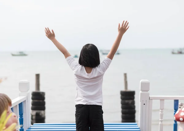 Szczęśliwy Dzieciak Morzu Molo Wybrzeżu — Zdjęcie stockowe