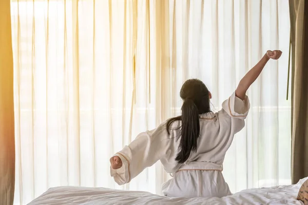 Günaydın Asyalı Kadın Otel Odasında Dinleniyor — Stok fotoğraf