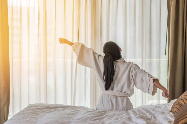 Günaydın Asyalı Kadın Otel Odasında Dinleniyor — Stok fotoğraf