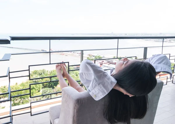 Feliz Estilo Vida Fácil Jovem Menina Asiática Relaxante Casa Manhã — Fotografia de Stock