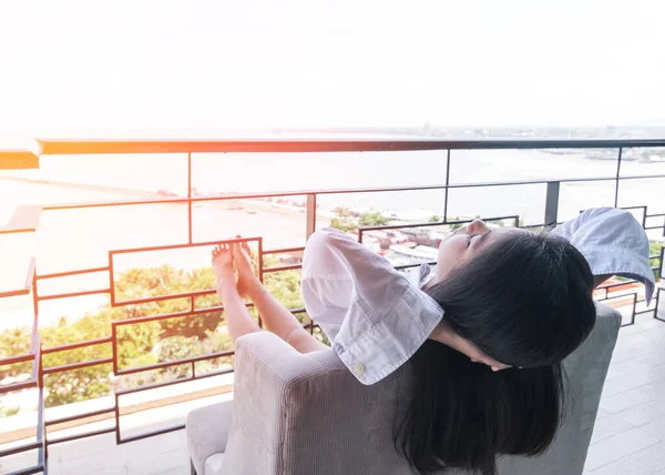 Feliz Estilo Vida Fácil Jovem Menina Asiática Relaxante Casa Manhã — Fotografia de Stock