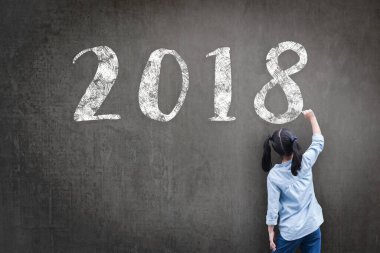 2018 yeni takvim yılı, okul öğretmeninin yeni öğrenim yılı, eğitim dönemi, sınıf takvimi konsepti için karatahtaya çocuk eliyle çizilmiş. 
