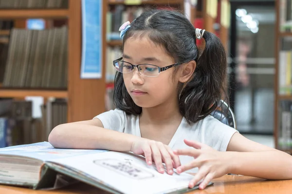 Asyalı Kız Öğrencilerin Kütüphanede Sınıfta Kitap Öğrenip Okuduğu Okul Eğitimi — Stok fotoğraf