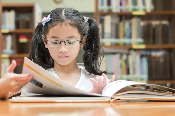 Asyalı Kız Öğrencilerin Kütüphanede Sınıfta Kitap Öğrenip Okuduğu Okul Eğitimi — Stok fotoğraf