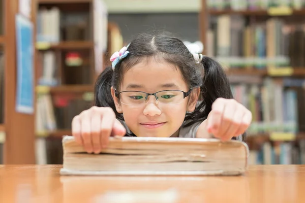 Iskolai Oktatási Írástudási Koncepció Ázsiai Lány Gyerek Tanulási Olvasási Könyv — Stock Fotó