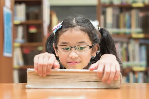 Conceito Educação Escolar Alfabetização Com Menina Asiática Estudante Aprendendo Lendo — Fotografia de Stock