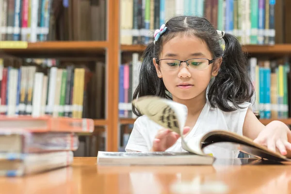 Iskolai Oktatási Írástudási Koncepció Ázsiai Lány Gyerek Tanulási Olvasási Könyv — Stock Fotó