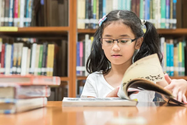 Conceito Educação Escolar Alfabetização Com Menina Asiática Estudante Aprendendo Lendo — Fotografia de Stock