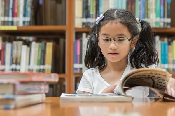 Conceito Educação Escolar Alfabetização Com Menina Asiática Estudante Aprendendo Lendo — Fotografia de Stock