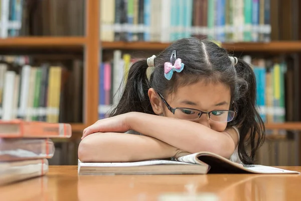 Sikertelen Oktatási Rendszer Koncepció Ázsiai Gyermek Lány Diák Unatkozik Olvasás — Stock Fotó