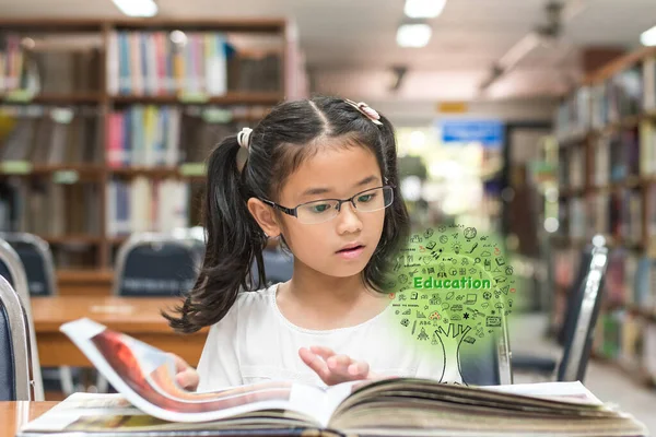 Innovatív Ősoktatás Tudás Fája Koncepció Gyerekkönyvvel Könyvtárban — Stock Fotó