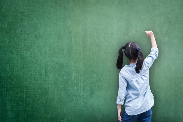 Κενό Πράσινο Chalkboard Στην Τάξη Φόντο Παιδί Φοιτητής Πίσω Όψη — Φωτογραφία Αρχείου