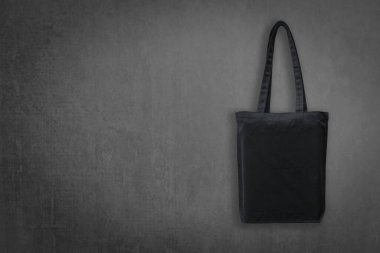 Siyah Eko pamuk çantası, karatahta arka planında sapı olan kumaş kumaş çuvalını modelle ve yeşil konsepte geç.