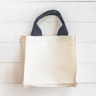 Çanta, kumaş kumaş, alışveriş çantası, beyaz ahşap arka planda model. 