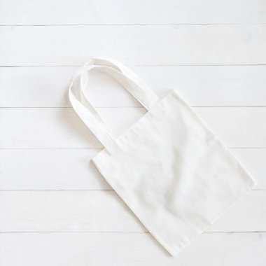 Çanta beyaz ahşap üzerinde kumaş kumaş kumaş alışveriş torbası maketi 