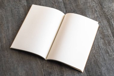 Boş A4 boyut kitabı, katalog, dergi, broşür veya broşür kahverengi tahta masa zemininde şablon kağıt dokusu oluşturur
