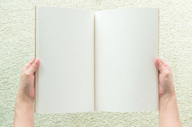 İnsan elleri boş kitap tutuyor. Katalog, dergiler, broşür ya da kağıt dokusu kopyalama alanı olan bir şablon hazırlıyor. 
