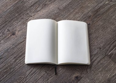 Boş A4 boyut kitabı, katalog, dergi, broşür veya broşür kahverengi tahta masa zemininde şablon kağıt dokusu oluşturur