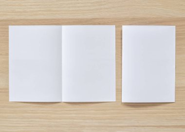 Broşür tasarımı için çift katlı broşür modelleme A4 boyutunda yarı katlanmış (A5) kağıt düzenleme alanı şablon örnekleme için, düz tahta masa üzerinde yatıyordu