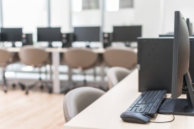 Bilgisayarın laboratuar arkaplanı bulanık bilgisayar makinesiyle bulanık okul sınıfında ya da ofis masasının iç çalışma alanı çalışma ortamında hiç insan olmadan