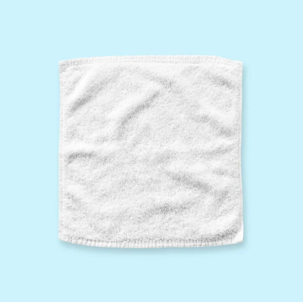白色棉布毛巾模拟模板方形面料擦拭器 蓝色背景隔离 裁剪路径 平铺顶视图 — 图库照片
