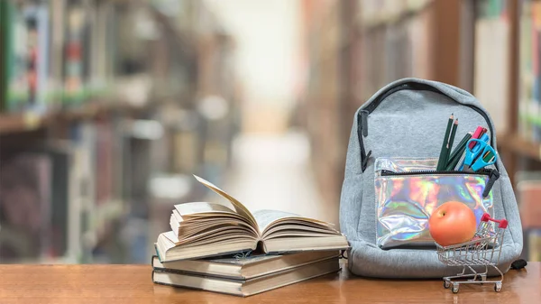 Okul Kitaplarının Ders Kitaplarının Sırt Çantalarının Kırtasiye Malzemelerinin Yeni Öğrenim — Stok fotoğraf