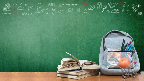 Okul Kitaplarıyla Ders Kitaplarıyla Sırt Çantalarıyla Kırtasiye Malzemeleriyle Okul Konseptine — Stok fotoğraf