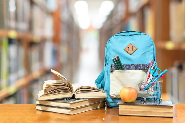 Okul Kitaplarının Ders Kitaplarının Sırt Çantalarının Kırtasiye Malzemelerinin Yeni Öğrenim — Stok fotoğraf