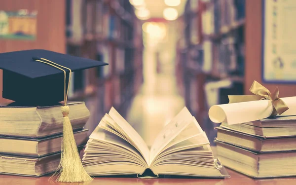 Sucesso Educacional Com Chapéu Formatura Boné Acadêmico Papelão Certificado Graduação — Fotografia de Stock