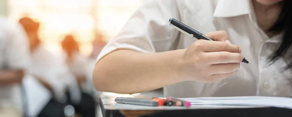 Estudiante Escuela Está Tomando Examen Pensando Duro Escribiendo Respuesta Aula —  Fotos de Stock