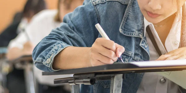 Školní Student Podstupuje Zkoušku Usilovně Přemýšlí Píše Odpověď Učebně Pro — Stock fotografie