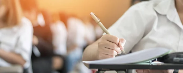 Sınavda öğrencinin sınıfta eğitim sınavına girmesi, çok düşünmesi, üniversite sınıfında cevap yazması, eğitim ve dünya okur yazarlığı konsepti.