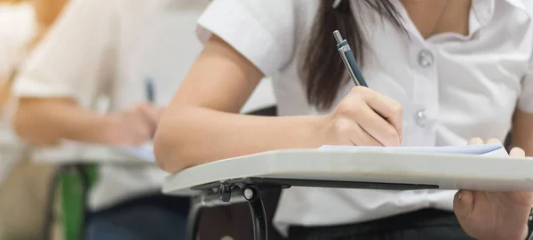 Schoolexamen Onderwijsconcept Met Student Het Nemen Van Examen Toelatingstest Schrijven — Stockfoto