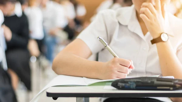 Školní Student Podstupuje Zkoušku Usilovně Přemýšlí Píše Odpověď Učebně Pro — Stock fotografie