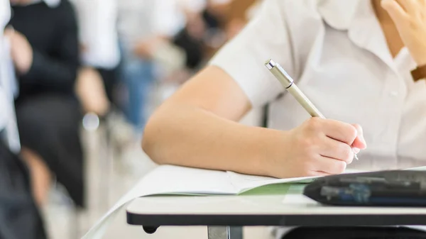 Školní Student Podstupuje Zkoušku Usilovně Přemýšlí Píše Odpověď Učebně Pro — Stock fotografie