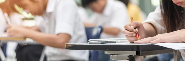 Estudante Escola Fazendo Exame Pensando Muito Escrevendo Resposta Sala Aula — Fotografia de Stock