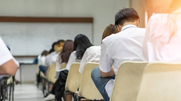Vizsga Osztályban Tanuló Diákokkal Visszapillantás Stresszhelyzetben Lévő Fiatalok Osztálytermébe Vizsga — Stock Fotó