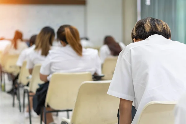 Vizsga Osztályban Tanuló Diákokkal Visszapillantás Stresszhelyzetben Lévő Fiatalok Osztálytermébe Vizsga — Stock Fotó