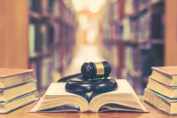 Telif Hakları Günü ve uluslararası hukuki haklar konsepti için metin toplama odasını arşivde arşivde Yargıç Gavin 'in açık hukuk kitabı üzerine kütüphanede okuduğu eski bir kitap.