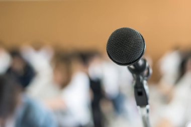 Seminer sınıfında, konferans salonunda ya da ev sahibi, öğretmen ya da antrenör akıl hocası için eğitim etkinliğinde öğrencilerin bulunduğu mikrofon ses hoparlörü.