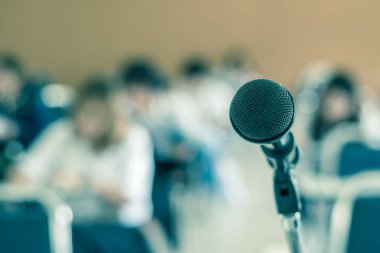 Seminer sınıfında, konferans salonunda ya da ev sahibi, öğretmen ya da antrenör akıl hocası için eğitim etkinliğinde öğrencilerin bulunduğu mikrofon ses hoparlörü.