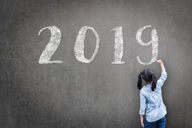 2019 sınıfının yeni takvim yılı, okul öğretmeninin karatahtasına el çizimi ile selamlama akademik yıl tebrikleri, eğitim kutlamaları, sınıf takvimi konsepti. 