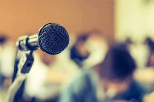 Alto Falante Voz Microfone Com Audiências Alunos Sala Aula Seminário — Fotografia de Stock