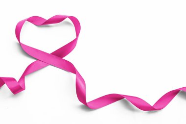 Beyaz arkaplanda izole edilmiş pembe kalp kurdelesi (kırpma yolu), Ulusal Göğüs Kanseri Bilinci Ayı kampanyası için sembolik yay rengi