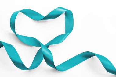 Beyaz (kırpma yolu) üzerinde izole edilmiş kalp şeklindeki Teal kurdelesi farkındalığı yumurtalık kanseri, Polycystic Ovary Sendromu (PCOS) hastalığı, Travma Sonrası Stres Bozukluğu (PTSD))