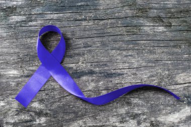 Renksel / Kolon kanseri, Cri du Chat ve Akut Solunum Sıkıntısı Sendromu (ARDS) yaşlı ahşap üzerinde koyu mavi kurdele ile farkındalık 