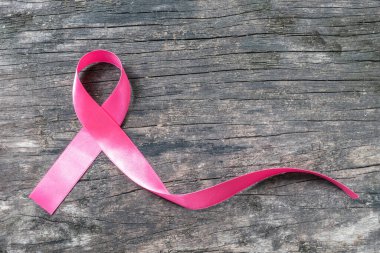 Pembe kurdele göğüs kanseri farkındalığı sembolik yay rengi kadınların göğüs tümörü hastalığıyla yaşayan insanlara destek sağlıyor (kırpma yolu ile izole edilmiş yay)